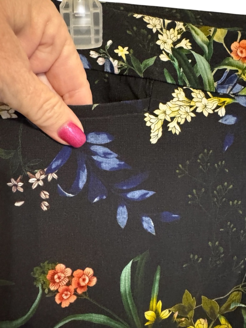 CHICO'S Black Beautiful Floral Straight Leg Pants  SIZE:  4      #10 - Picture 4 of 7